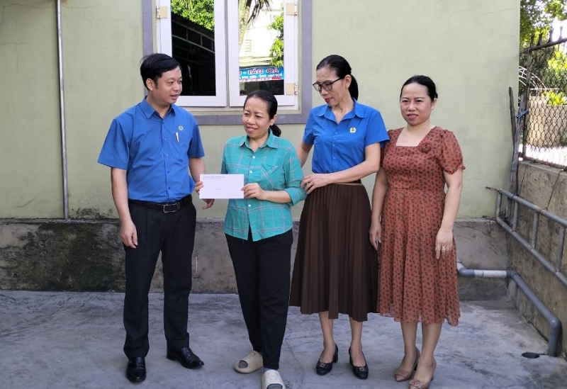 Nghi Xuân: Trao quà cho đoàn viên có hoàn cảnh khó khăn nhân kỷ niệm 94 năm Ngày thành lập Công đoàn Việt Nam 